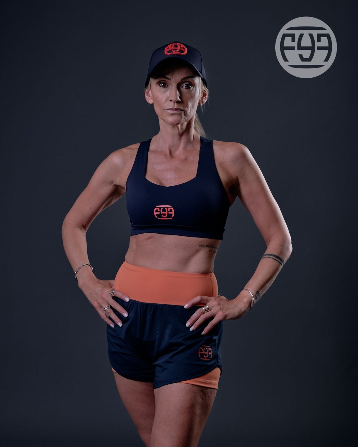 Le short de sport femme TARGET Navy et Orange